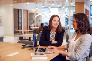 mulheres fazendo controle da empresa